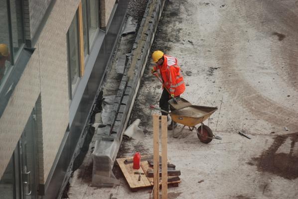 Rakennusyritykset vähentävät yhä omien työntekijöiden määrää -Artikkelikuva
